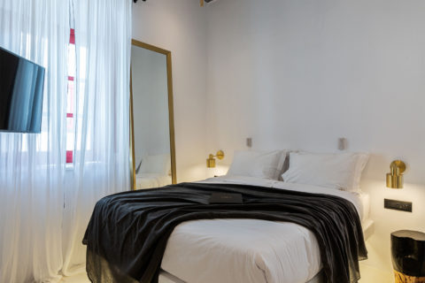 The TownHouse Mykonos Superior Chic Bed