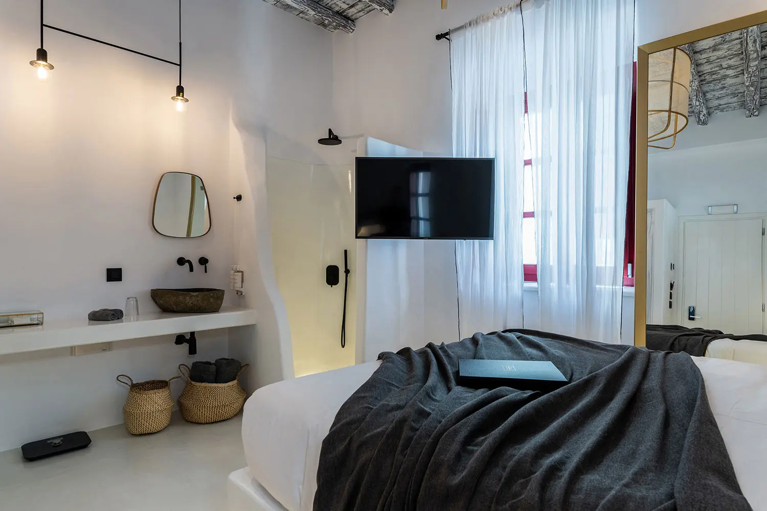 The TownHouse Mykonos Superior Chic Bed