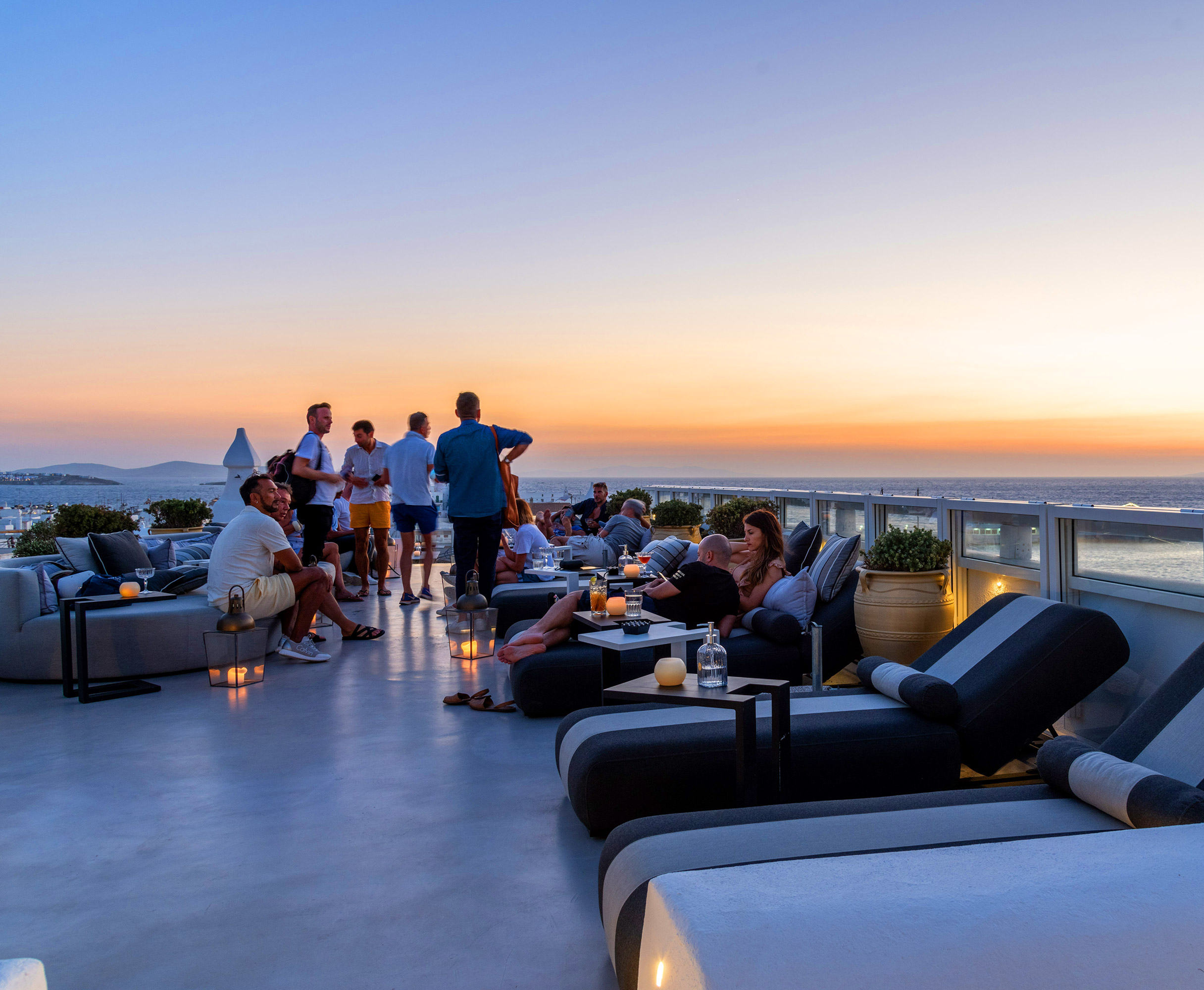 54-cocktail-bar-sunset-lounge-the-townhouse-mykonos-hotel